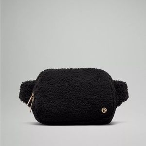 LULULEMON Everywhere Belt Bag - Black - 2L - Fleece - Gold Hardware